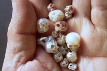 Bộ trang sức hộp sọ ngọc trai khiến nhiều người khiếp sợ