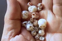 Bộ trang sức hộp sọ ngọc trai khiến nhiều người khiếp sợ