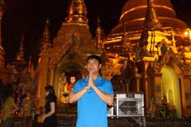 Thầy trò HLV Hữu Thắng đi chùa Vàng cầu may tại AFF Cup