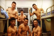 Nhóm nam sinh gây sốt với cơ bắp cuồn cuộn