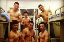 Nhóm nam sinh gây sốt với cơ bắp cuồn cuộn