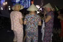 Trai Tây hóa thành phụ nữ Việt đêm Halloween gây tranh cãi