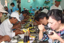 Phu nhân Chủ tịch nước ăn cơm 2.000 đồng với người nghèo