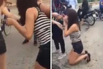 Vợ trẻ lột áo, bắt tình nhân của chồng quỳ giữa đường