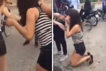 Vợ trẻ lột áo, bắt tình nhân của chồng quỳ giữa đường