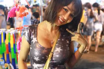 Thiếu nữ Hà thành mặc gợi cảm dạo chơi phố Hàng Mã