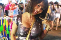 Thiếu nữ Hà thành mặc gợi cảm dạo chơi phố Hàng Mã