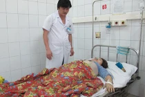 Chủ tiệm vàng ôm con nhảy khỏi biển lửa từ tầng 3