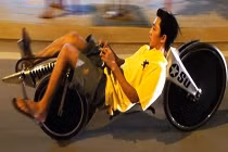 Teen Sài thành thích thú với xe đạp nằm