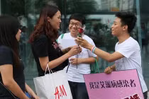 Nam sinh nhiễm HIV ra phố tìm vợ