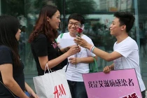 Nam sinh nhiễm HIV ra phố tìm vợ