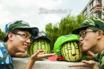 “Cặp lính dưa hấu” gây sốt mạng Trung Quốc