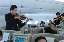 Bùi Công Duy trình diễn trên siêu máy bay A350-900 XWB