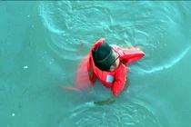 Người yêu và chị gái cùng rơi xuống sông, chàng trai phản ứng "lạ"