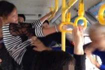 Bức xúc cô gái đạp vào mặt cụ già trên xe buýt