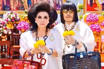 Cặp mẹ con nghiện khoe hàng hiệu nổi tiếng trên mạng