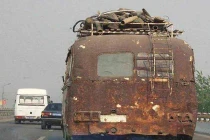 Ảnh cười Facebook: Ô tô "phế liệu"