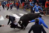 Kinh hãi cảnh bò tót húc người, hất tung lên cao