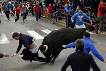 Kinh hãi cảnh bò tót húc người, hất tung lên cao