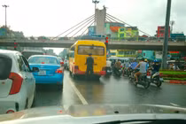 Xôn xao tài xế xe khách tiểu bậy giữa đường Hà Nội