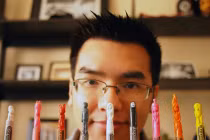 Tài khắc bút chì điêu luyện của chàng gốc Việt điển trai