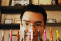 Tài khắc bút chì điêu luyện của chàng gốc Việt điển trai