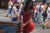 Ngã ngửa trước cô nàng mặc gợi cảm ưỡn ẹo trên phố