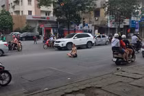 “Dị nhân” đường phố Việt cởi trần ngồi thiền gây xôn xao