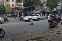 “Dị nhân” đường phố Việt cởi trần ngồi thiền gây xôn xao