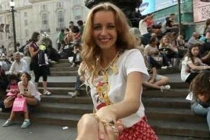 Cô gái “Cùng em đi khắp thế gian” lần đầu lộ diện