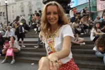 Cô gái “Cùng em đi khắp thế gian” lần đầu lộ diện