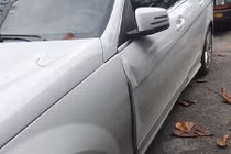 Siêu mẫu Thanh Hằng mở cửa xe hơi gây tai nạn?