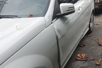 Siêu mẫu Thanh Hằng mở cửa xe hơi gây tai nạn?