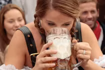 Say sưa trong lễ hội bia lớn nhất thế giới