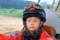 Cậu bé 5 tuổi đã biết lái máy bay