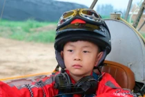 Cậu bé 5 tuổi đã biết lái máy bay