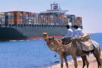 Tàu chở hàng TQ bị tấn công trên Kênh Suez