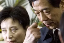 Vụ Bạc Hy Lai: TQ không chỉ biết “bắt ruồi”