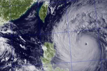 Siêu bão tiến vào Biển Đông, gió giật cấp 17 