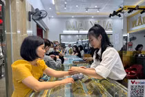 Hà Tĩnh: Người dân đổ xô đi mua vàng trong ngày Vía Thần Tài