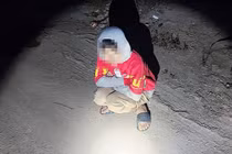 CSGT Nghệ An giúp đỡ bé trai bị lạc lúc nửa đêm