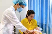 Bé 4 ngày tuổi hồi phục thần kỳ sau phẫu thuật thay máu 