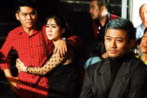 Lê Phương ôm chặt tình trẻ trước mặt Quý Bình