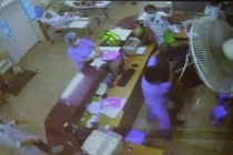 Người nhà “cướp” bệnh nhân, y tá bầu 7 tháng bị hành hung