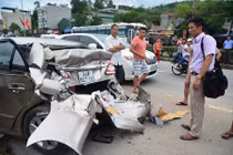 Xe khách đâm bẹp dúm ô tô, 1 người chết thảm