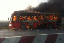 Xe khách cháy ngùn ngụt trên đường Pháp Vân