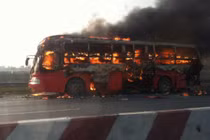 Xe khách cháy ngùn ngụt trên đường Pháp Vân