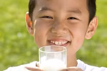 Có hay không chuyện uống sữa đậu nành bị nữ hóa? 