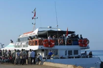 Hàng trăm hành khách "thót tim” vì tàu mắc cạn