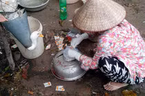 Cận cảnh hãm tiết vịt bằng chậu và bột “lạ“